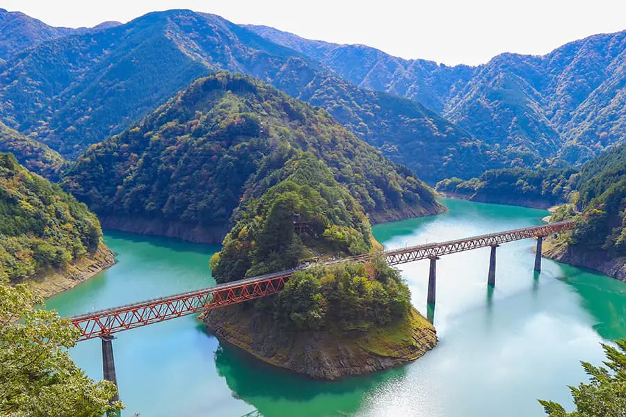 奥大井湖上駅」湖面に浮かぶ神秘的な駅。その景色は息をのむ美しさ。 | 静岡観光ふじそらトラベル