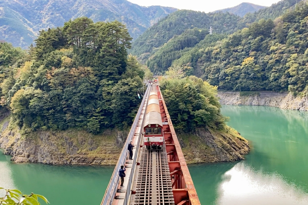 奥大井湖上駅」湖面に浮かぶ神秘的な駅。その景色は息をのむ美しさ。 | 静岡観光ふじそらトラベル